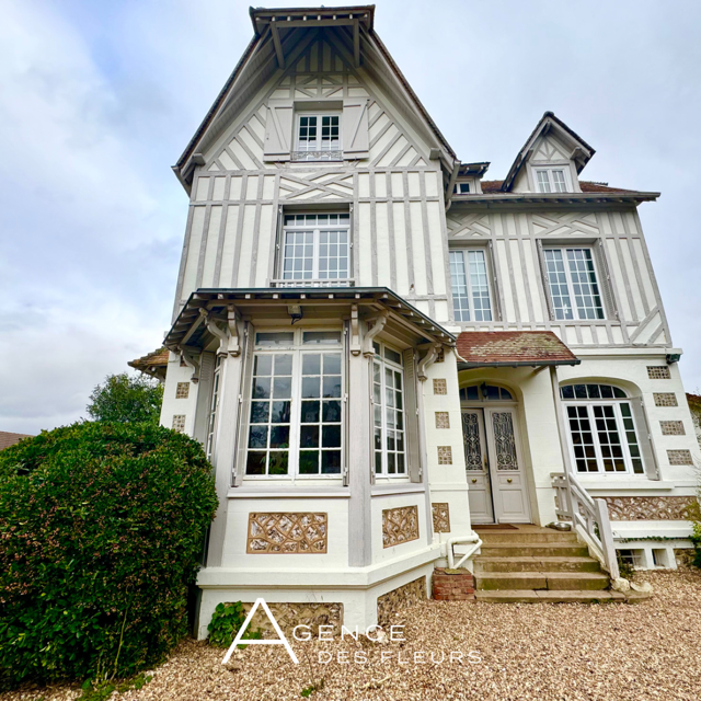 A vendre magnifique demeure anglo-normande de 197 m² habitables édifiée sur un terrain de 2350 m² sur la commune de ST PIERRE LES ELBEUF 