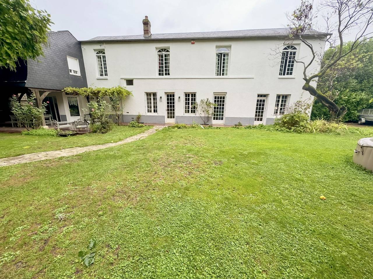  A vendre belle maison bourgeoise de 228 m² avec jardin de 1277 m² sur la commune de CAUDEBEC LES ELBEUF 76320