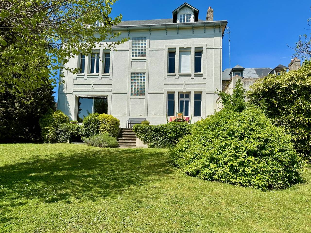 Magnifique maison bourgeoise à vendre édifiée sur un terrain de 1120 m² clos sur la commune de OISSEL 76350