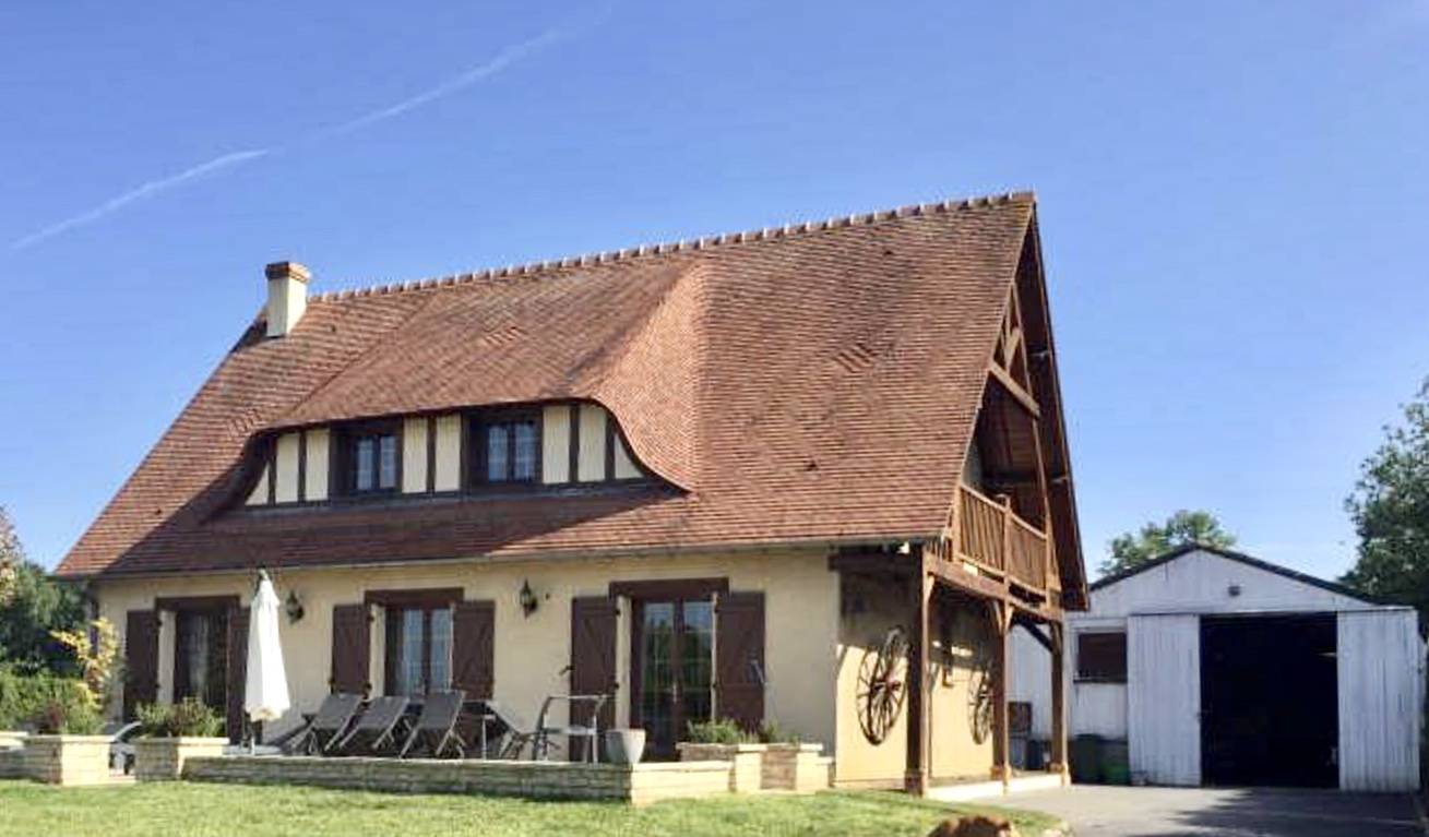 Ce jolie pavillon de 1998, avec grand hangar env.200m² et dépendance sur env. 1800m² de terrain SANS vis a vis.