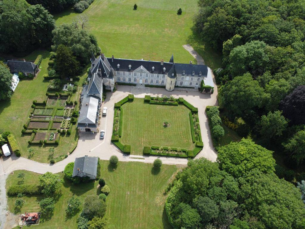 A visiter rapidement château d'une surface habitable de 1400 m² édifié sur un domaine de 40 hectares sur la commune BOUQUELON 27500 