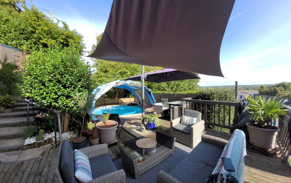 A vendre maison avec piscine de 98 m² habitables édifiée sur 1674 m² de terrain sur la commune de LA BOUILLE 
